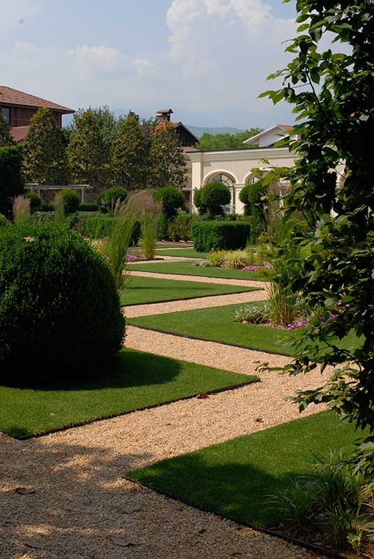 giardino realizzato da paradello con prato a rotoli