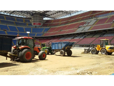 rimozione tappeto erboso stadio san siro